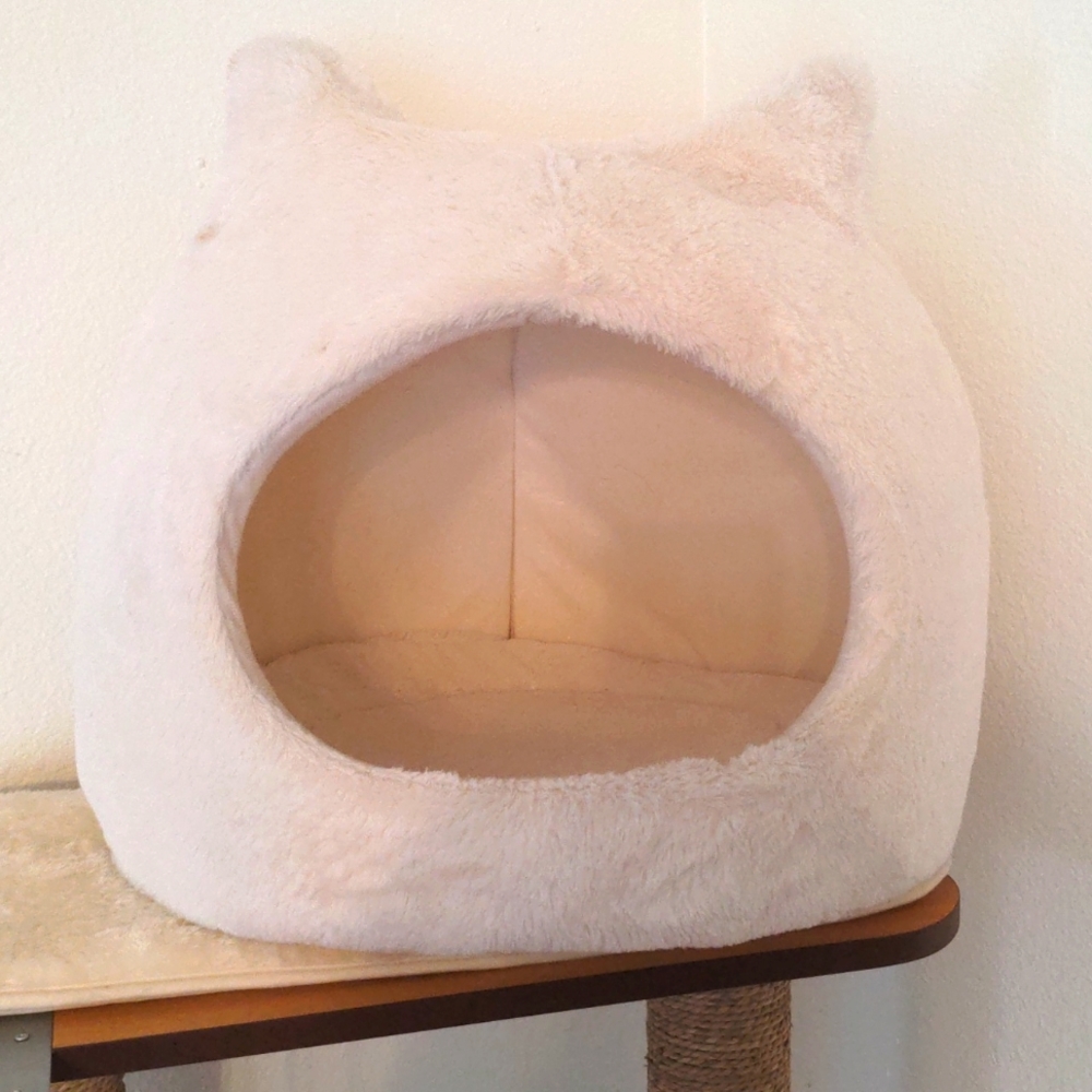 Adorable Kitty Cat House Bed Like New SO Soft and Cozy!